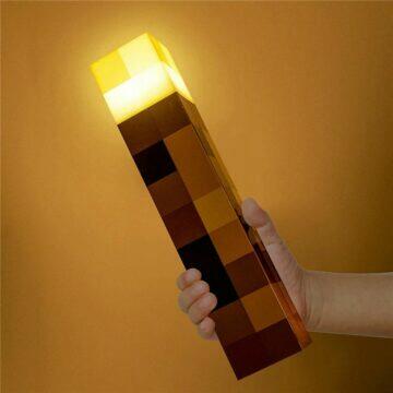 LED pochodeň z Minecraftu v ruce