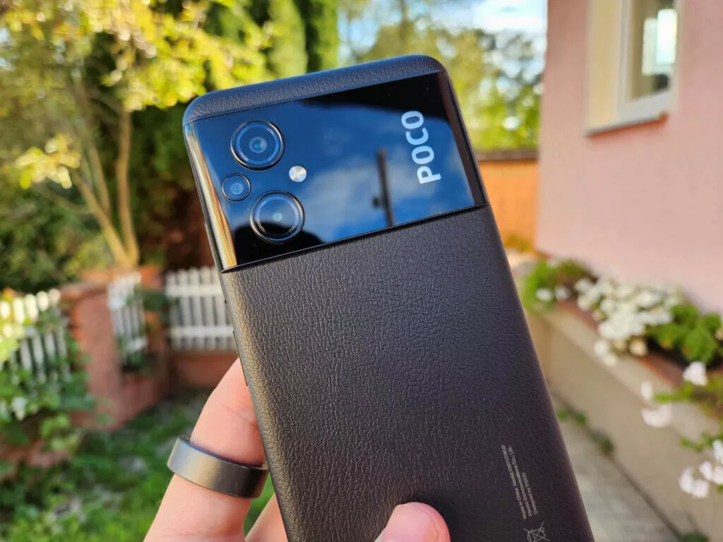 poco m5 zadní strana