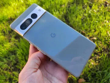 Google Pixel 7 Pro zadní strana hazel