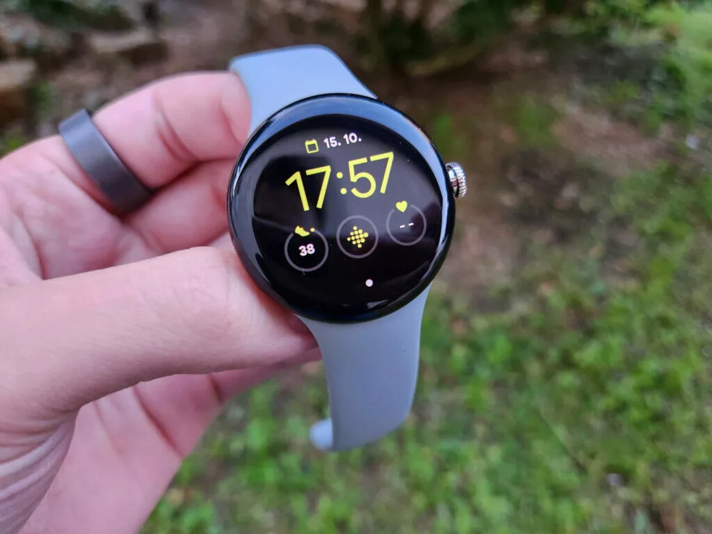 Google Pixel Watch systém