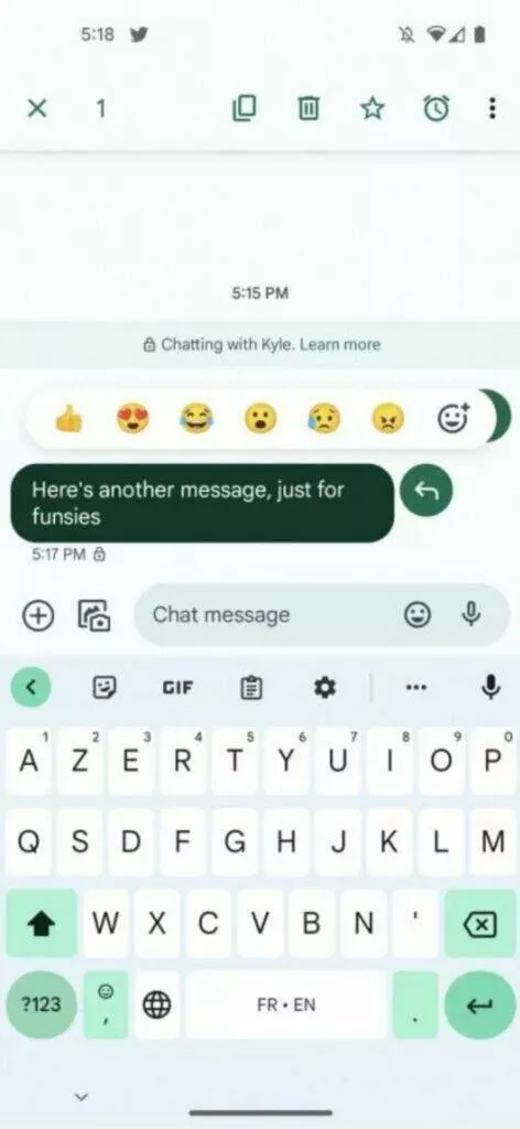 Google Zprávy Emojie reakce nabídka ukázka