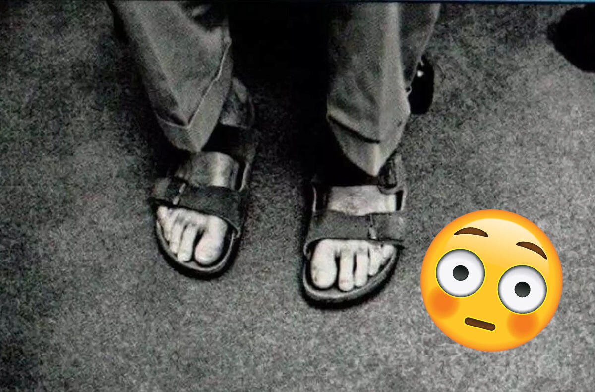Muž koupil obnošené sandály za 5 milionů. Komu patřily?
