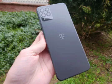 T Phone Pro černý