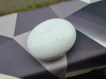 Huawei FreeBuds 5i sluchátka test pouzdro