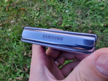 Samsung Galaxy Z Flip4 recenze design pant logo
