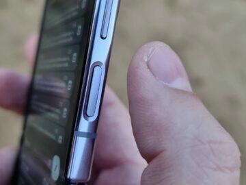 Samsung Galaxy Z Flip4 recenze konstrukce tlačítko otisk