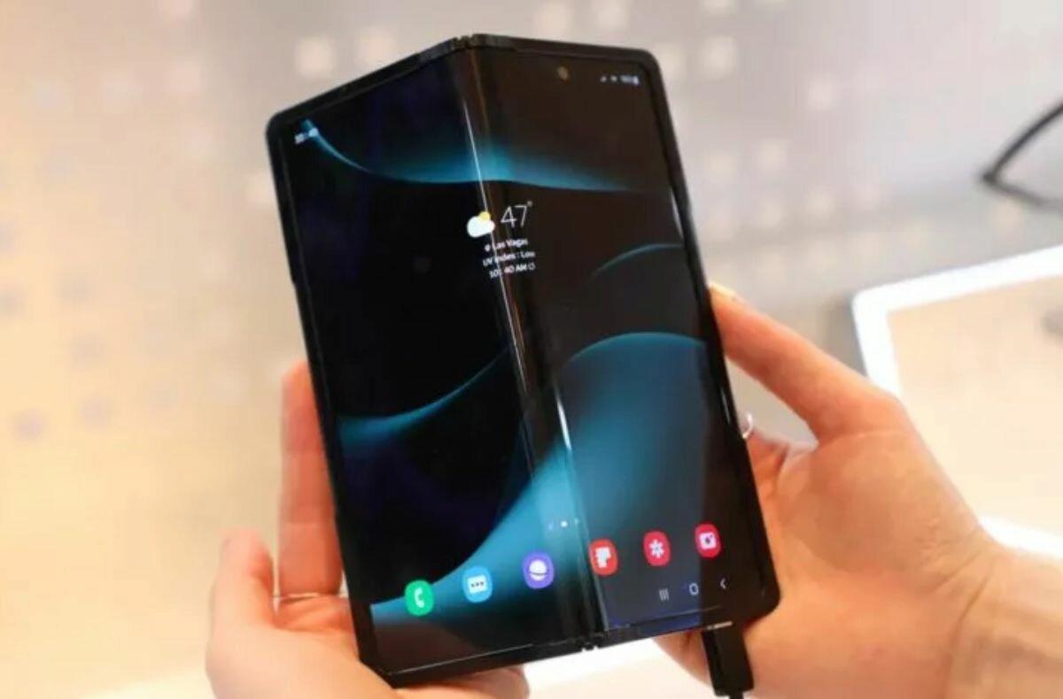 Samsung ukázal koncept mobilu, který se ohýbá na obě strany