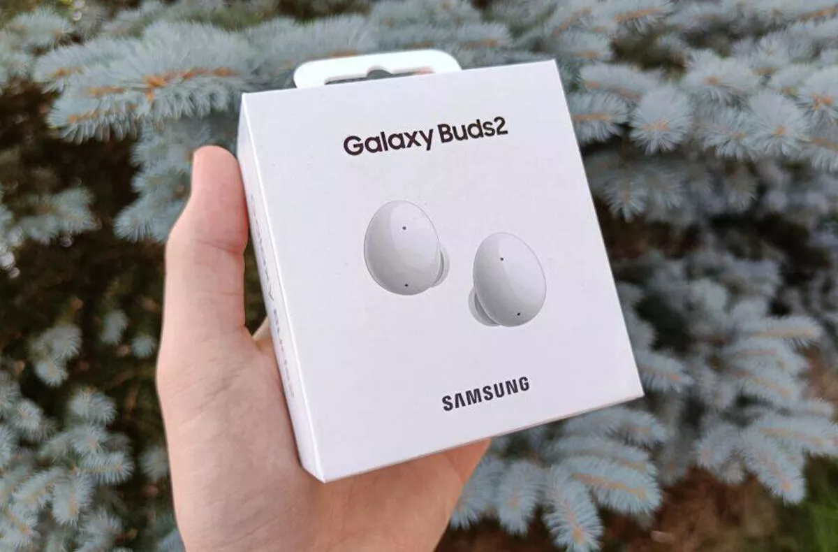 Do Galaxy Buds2 míří nová aktualizace. Vylepšuje nabíjení