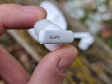 Huawei FreeBuds 5i sluchátka recenze sluchátko hřbet