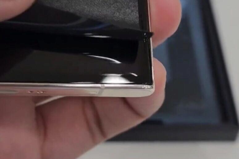 Samsung Galaxy S23 Ultra displej vada bublina vroubek vráska lisování