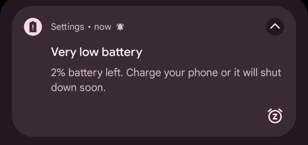 Android 14 vybití baterie dvě procenta upozornění ukázka