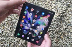 samsung galaxy z fold3 sleva