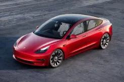 tesla model 3 červená