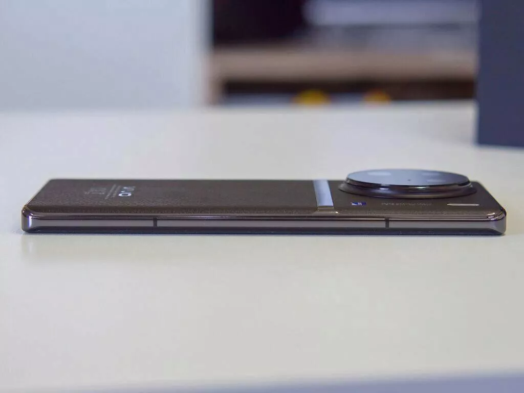 Vivo X90 Pro bok