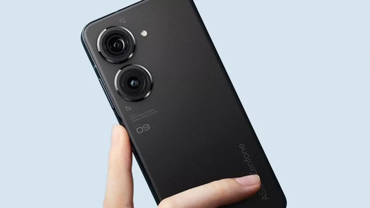 Asus nám do nové fotografie schoval několik nápověd. Zenfone 10 dostane třeba bezdrátové nabíjení