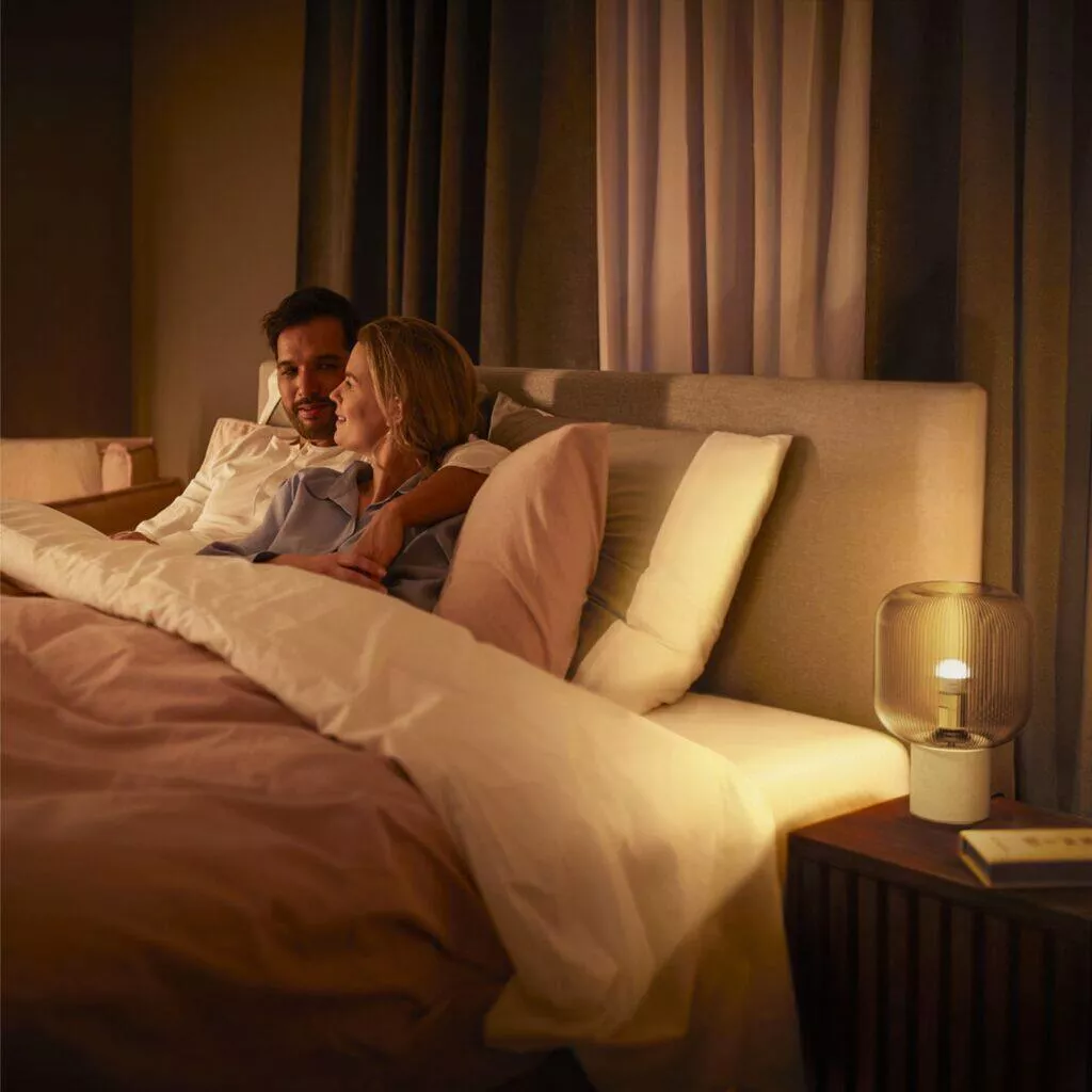 Philips Hue novinky aplikace žárovky svítidla E14 luster Aurelle Surimu noční stolek