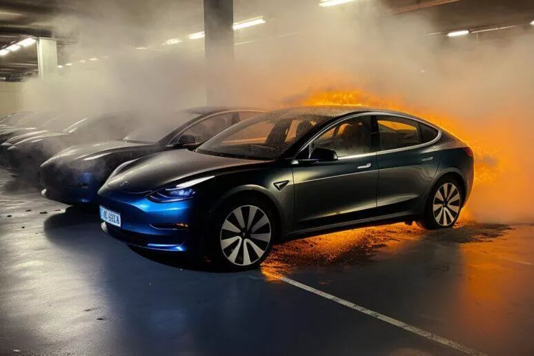 sklad elektromobilů požár USA fake news video sklad elektromobilů požár USA fake news video