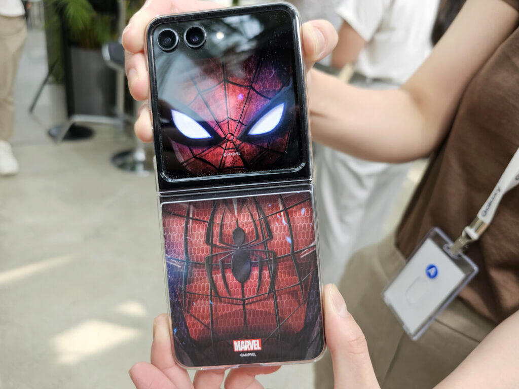 Samsung galaxy z flip 5 spider man