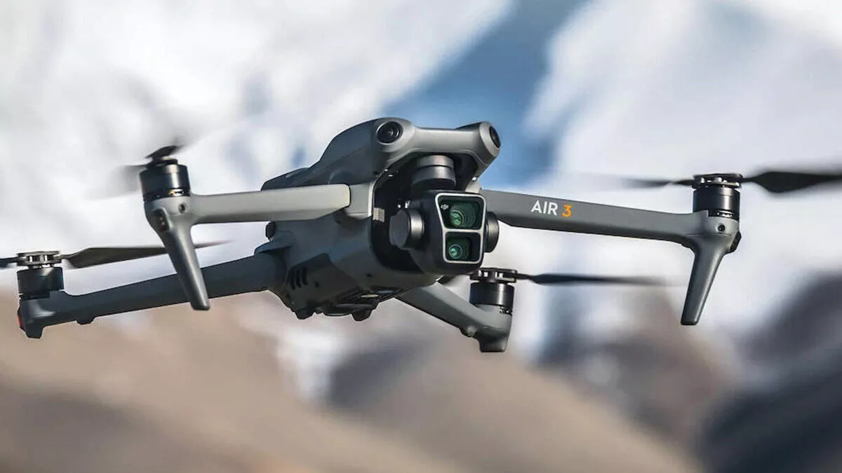 DJI Air 3 má teleobjektiv, skvělou výdrž a umí natáčet 4K video při 100 FPS. Prodává se už i v Česku