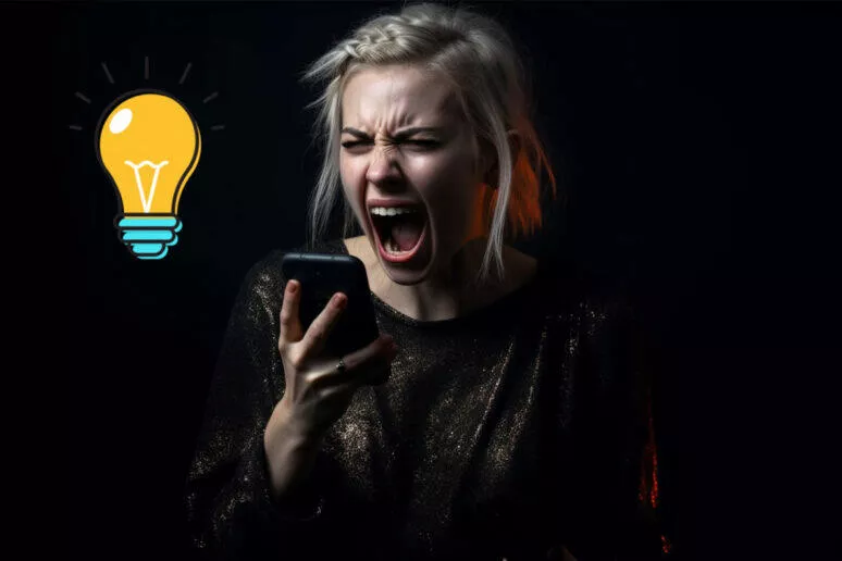 naštvaná žena držící v ruce telefon naštvaná žena držící v ruce telefon