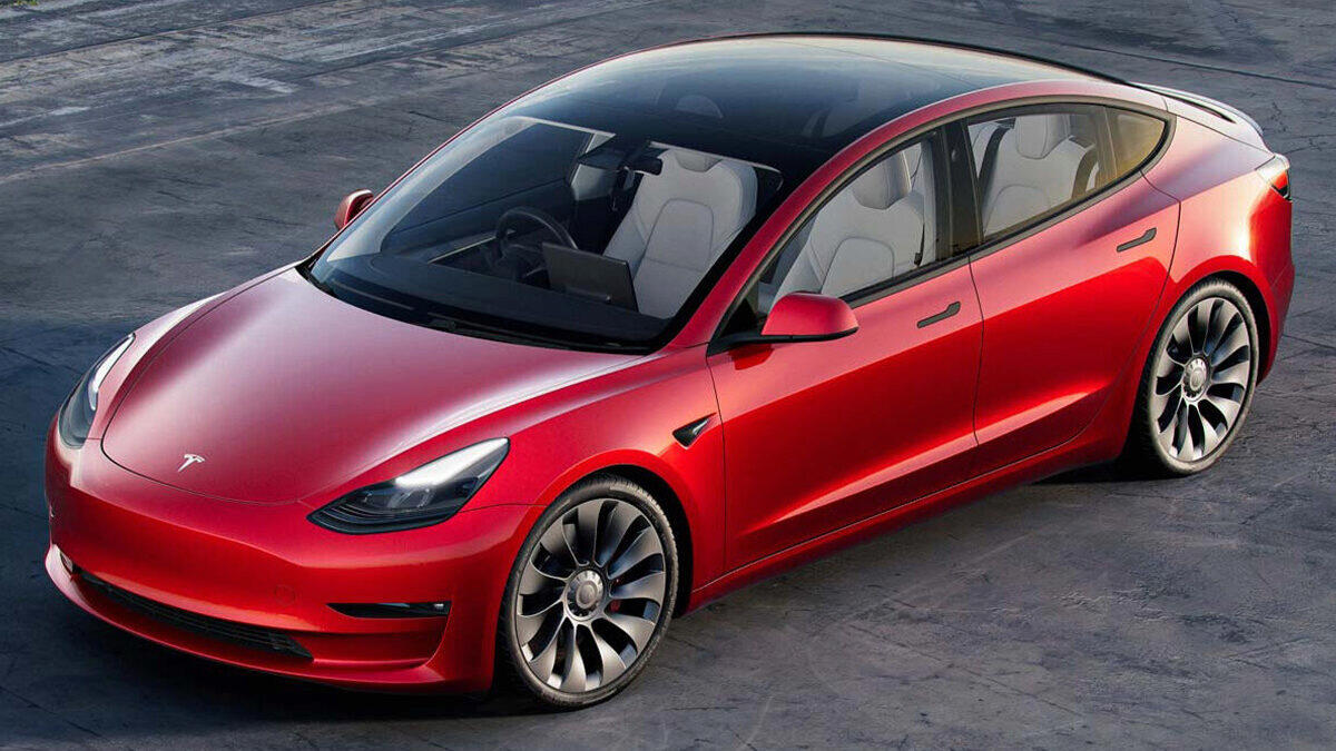 Modernizovaná Tesla Model 3 opět spatřena na silnici. K prvním zákazníkům se dostane možná už brzy