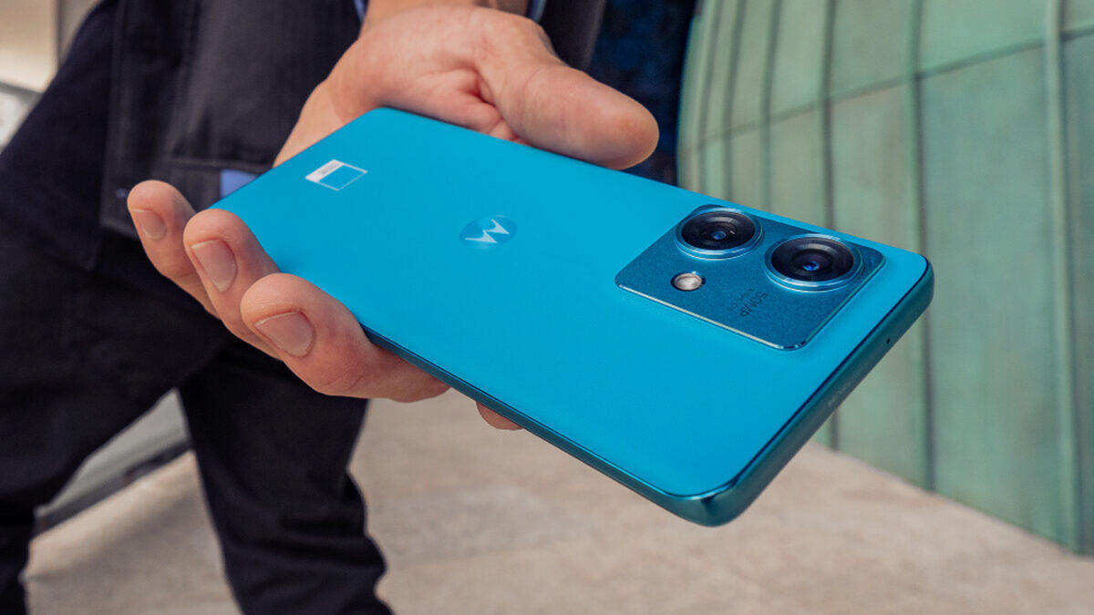 Motorola Edge 40 Neo míří na český trh. Zaujme zakřiveným OLED displejem, parádními barvami a novým čipem