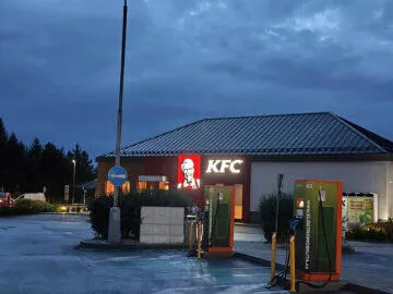 POCO F5 Pro noční fotky kfc