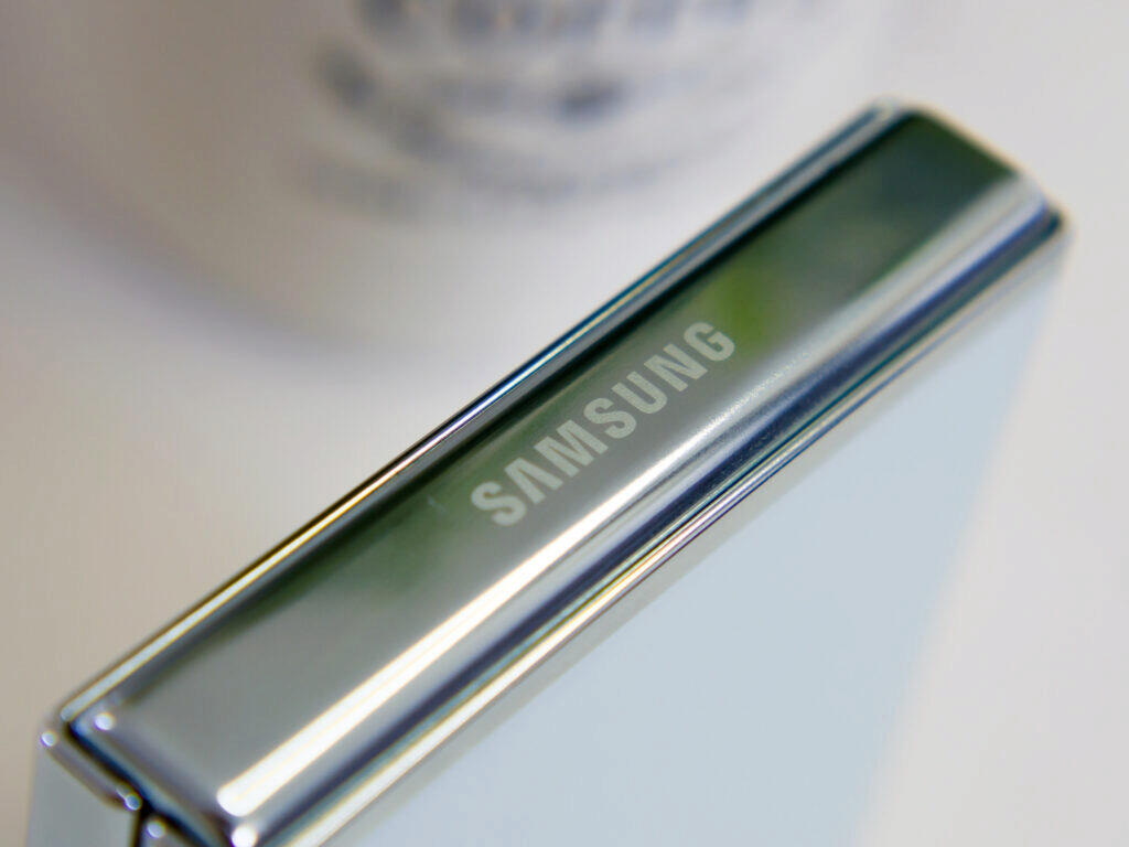 Samsung Galaxy Z Flip5 logo samsung