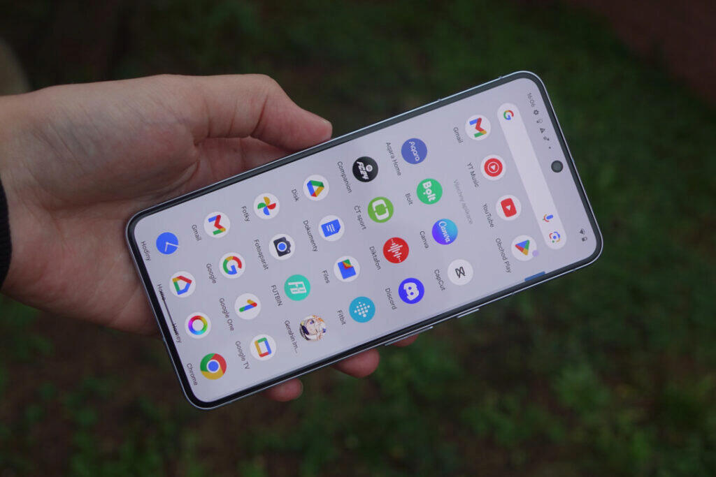 Google Pixel 8 Pro panel