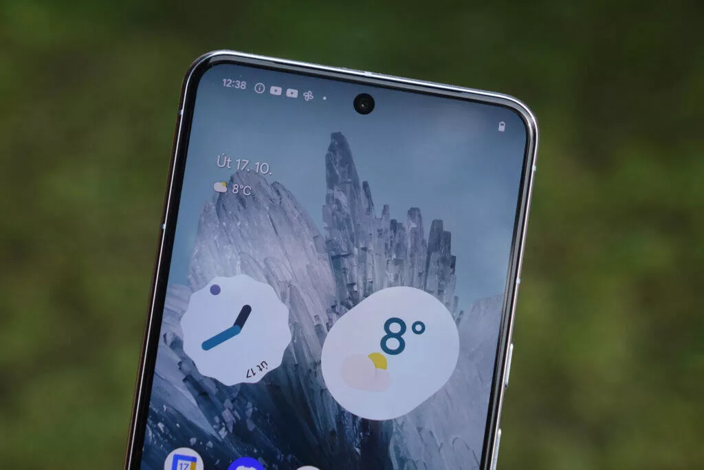 Google Pixel 8 Pro průstřel v displeji