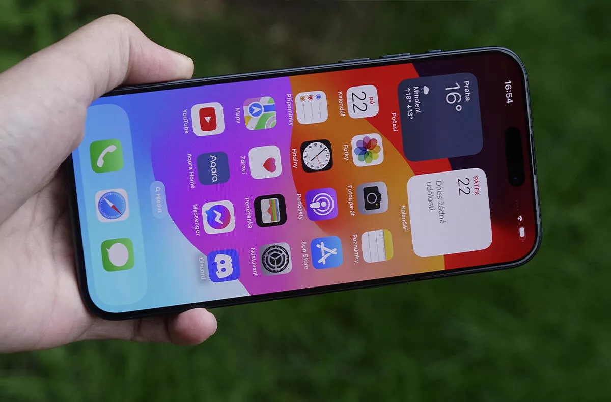 Bezdrátové nabíjení v BMW ničí novou řadu iPhone 15