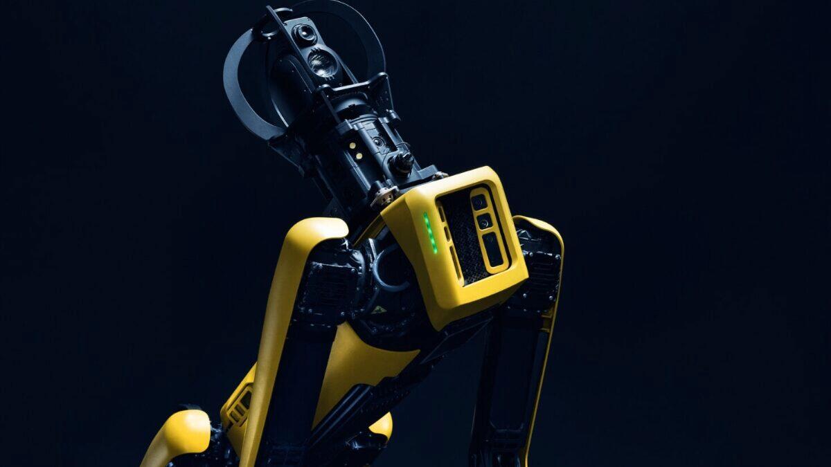Průvodce lepší než člověk? Boston Dynamics představil robotického psa, dokáže provádět návštěvy po firmě lépe než člověk