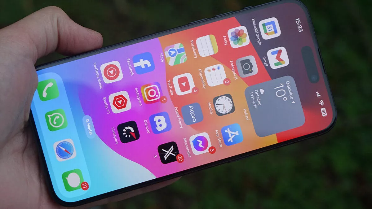 Muž si koupil iPhone 15 Pro Max přímo od Applu. Po otevření krabičky nevěřil svým očím