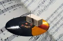 RokBlok 2.0 nejmenší přehrávač vinylu na světě RokBlok 2.0 nejmenší přehrávač vinylu na světě