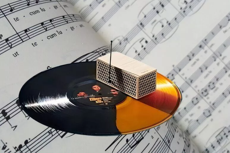 RokBlok 2.0 nejmenší přehrávač vinylu na světě RokBlok 2.0 nejmenší přehrávač vinylu na světě