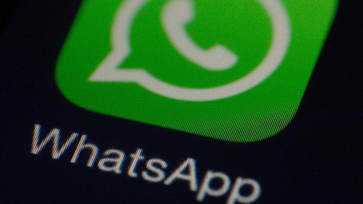 WhatsApp experimentuje s AI. Co všechno nabídne?