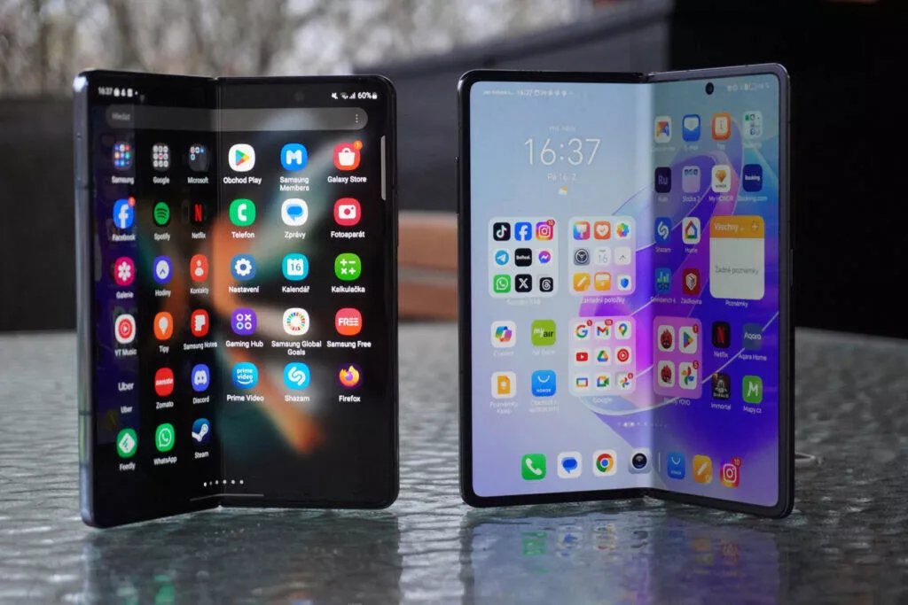 Honor Magic V2 vs Samsung Galaxy Z Fold5 vnitřní displej