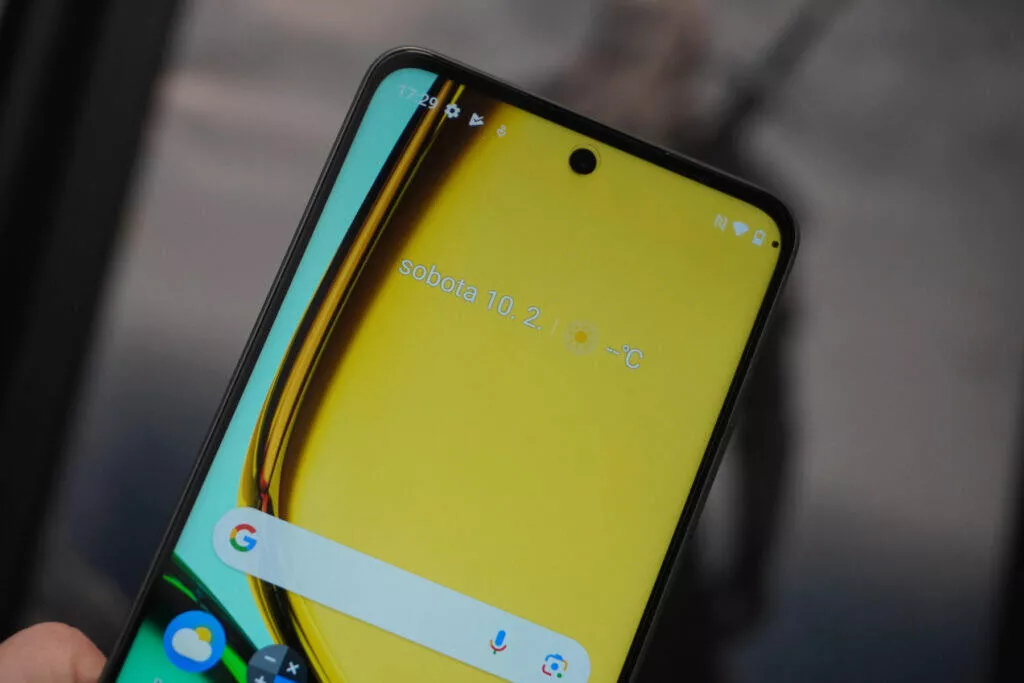 Realme C67 průstřel