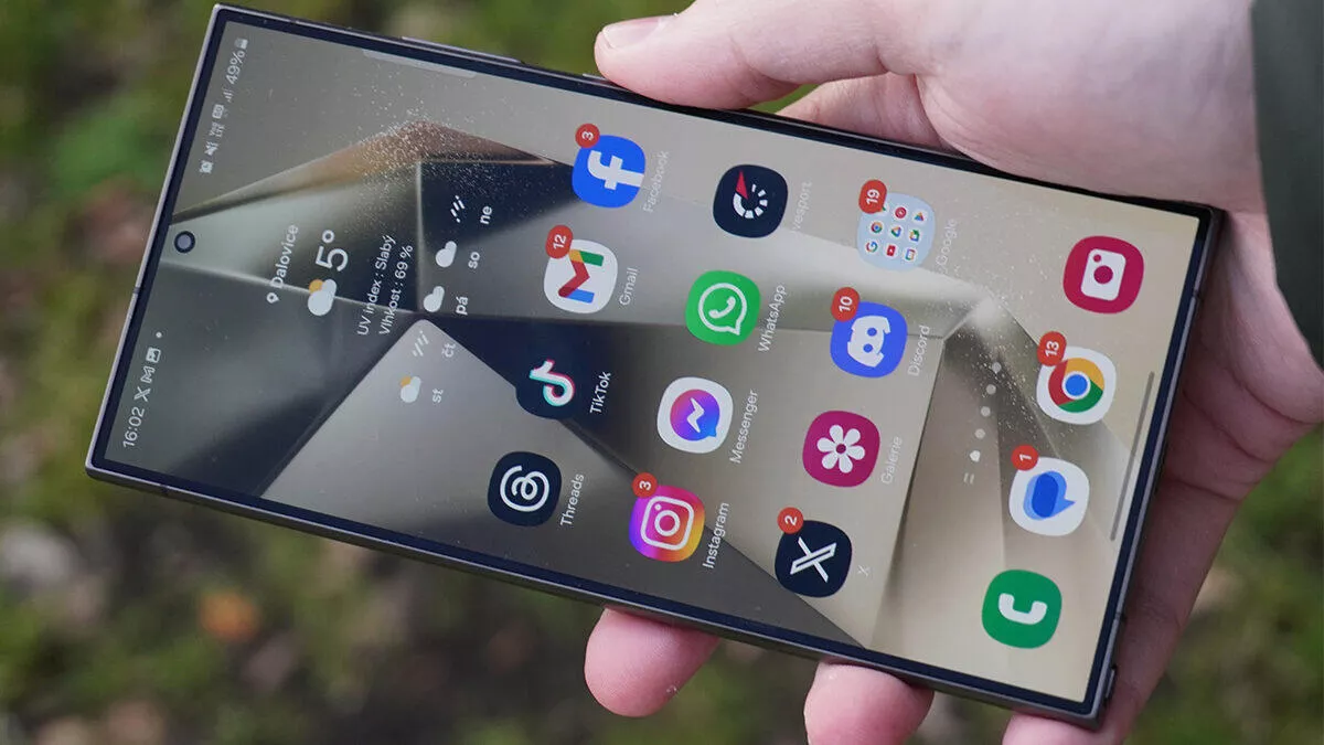 Samsung přiznal chybu. Displeje řady Galaxy S24 mají problém