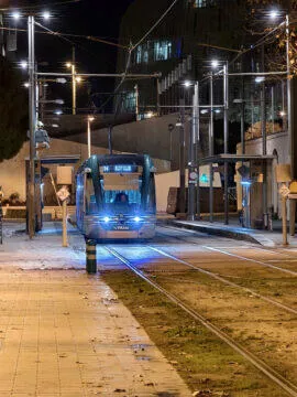 Černý kůň mezi letošními vlajkami (recenze) 73 vivo X100 Pro tramvaj 10x zoom