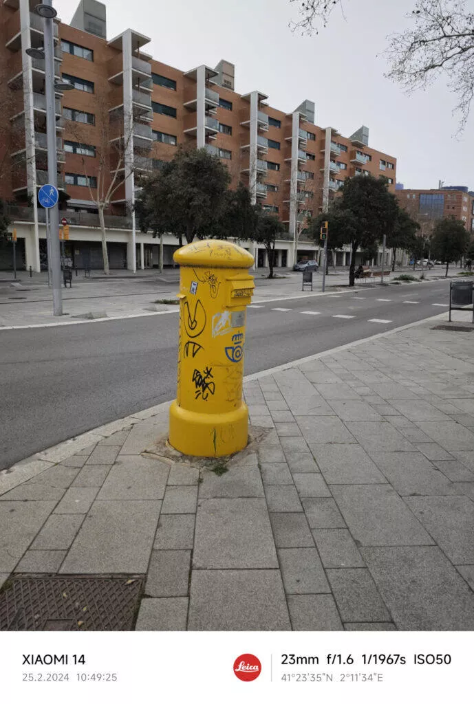 Xiaomi 14 denní fotografie hydrant