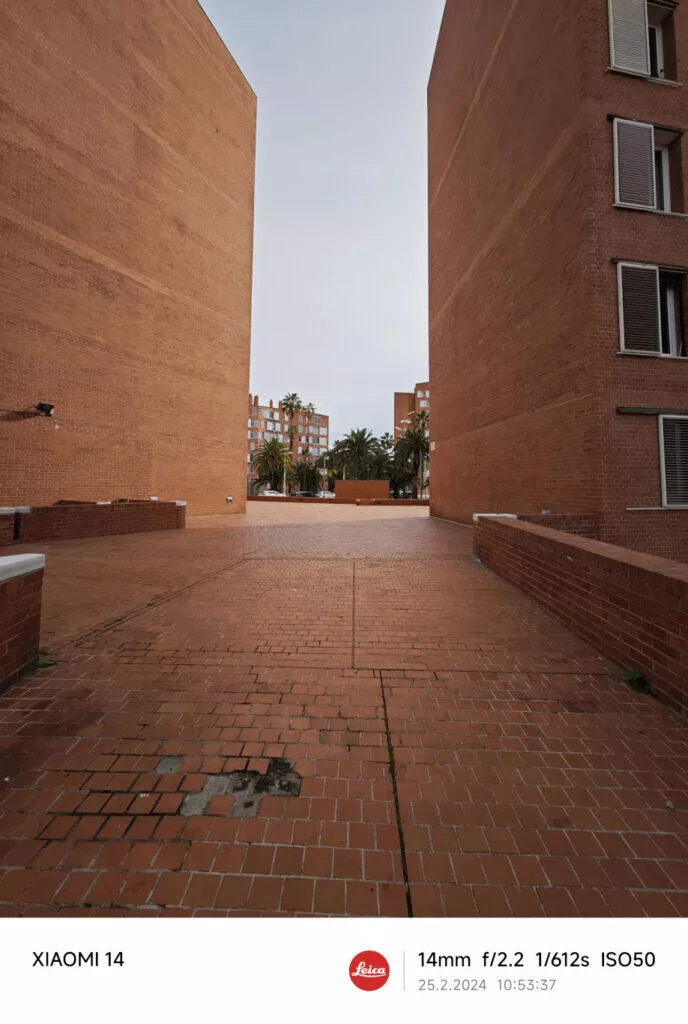 Xiaomi 14 denní fotografie oranžová budova