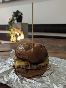 Fešák balancující na ostří nože (recenze) 34 hamburger recenze 1