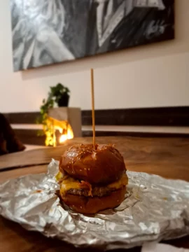 Fešák balancující na ostří nože (recenze) 33 hamburger recenze 2