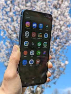 Fešák balancující na ostří nože (recenze) 7 samsung galaxy a55 5g displej 2