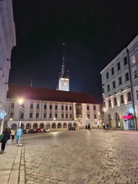 Fešák balancující na ostří nože (recenze) 37 samsung galaxy a55 5g nocni fotky 3