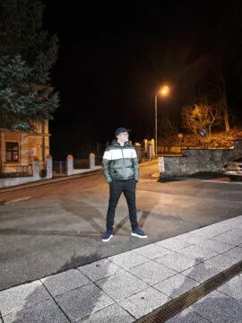 Výkonná bestie s fotoaparátem, který pohladí po duši 37 Xiaomi 14 Ultra fotografie hlavní portret noc