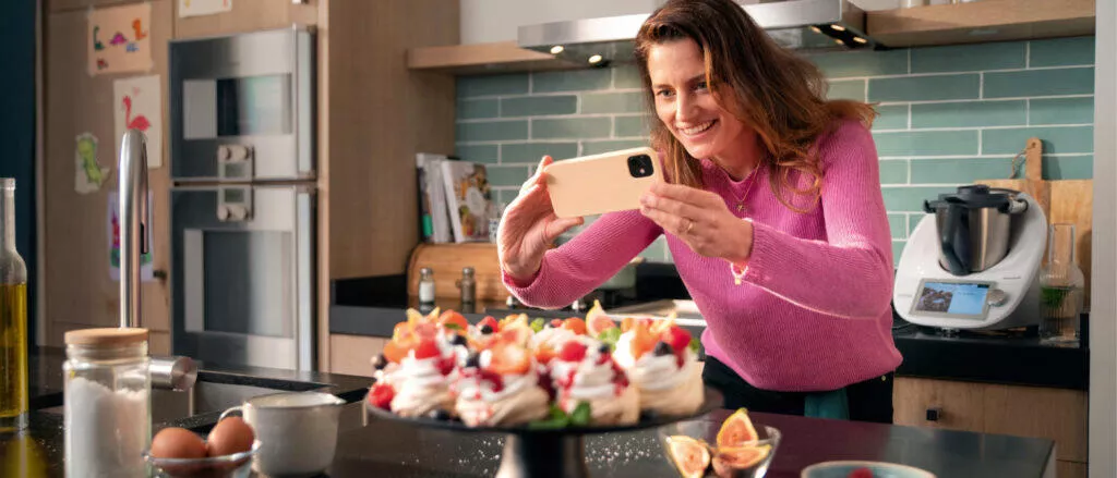 Žena si fotí jídlo vytvořené kuchyňským robotem Thermomix