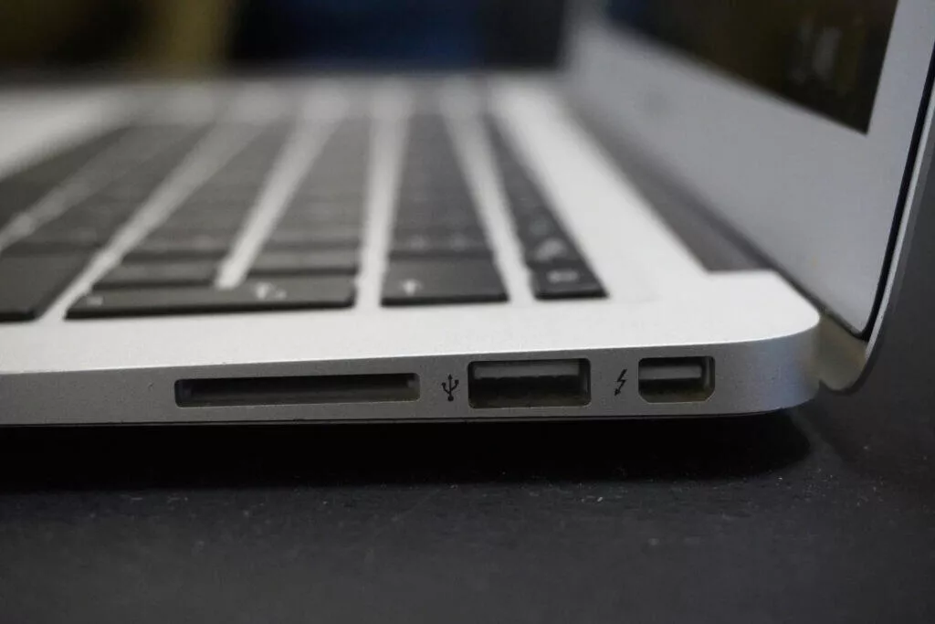 MacBook Air Mid 2012 konektory