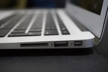 Tenhle MacBook Air nestojí ani 4 tisíce. I v dnešní době přitom slouží nad očekávání dobře! 5 MacBook Air Mid 2012 konektory